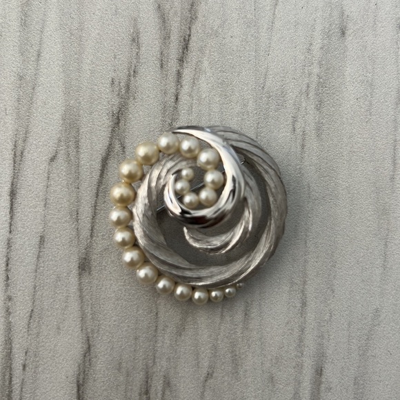 Vintage Trifari Swirl Wreath Brooch - Picture 1 of 4